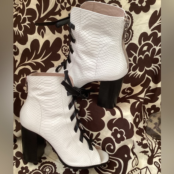 💗 KRISTIN CAVALLARI ankle boots 7.5 white Layton snakeskin peep toe EUC - Picture 1 of 8